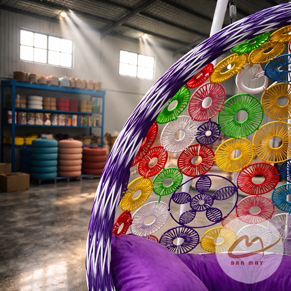 Xích Đu Mây Nhựa Cần Kép Đan Hoa Cúc Nhiều Màu – Thiết Kế Đan Tay Thủ Công Nổi Bật