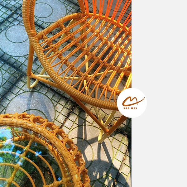 Bàn Ghế Ban Công Ngoài Trời Đuôi Công – Cảm Hứng Thiết Kế Thanh Thoát Cho Góc Ngồi Hai Người