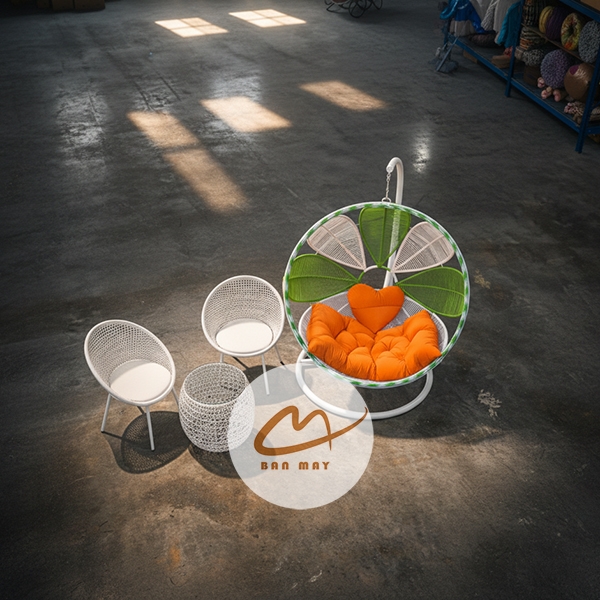 Bàn Ghế Mây Nhựa Ngoài Trời, Xích Đu Cánh Hoa Phối Cảnh Sáng Màu Cho Góc Sân Vườn Và Ban Công