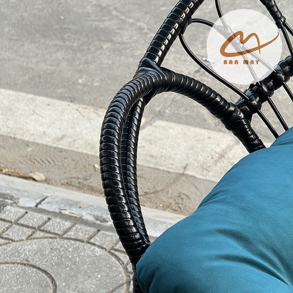 Xích đu ngoài trời, bộ bàn ghế ban công nội thất Bản Mây khung thép đan mây nhựa họa tiết đuôi công mềm mại, tinh tế