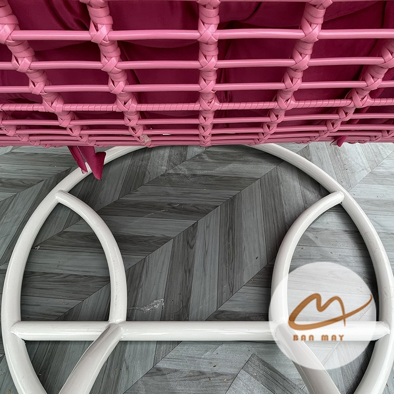 Ghế Xích Đu Lưng Vòm Hồng – Khi Không Gian Sống Trở Thành Tuyên Ngôn Cá Tính