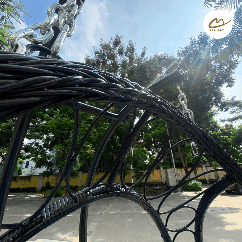 Xích Đu Sân Vườn Bán Nguyệt Cần Kép – Không Gian Tụ Họp 3 Người Vững Chãi