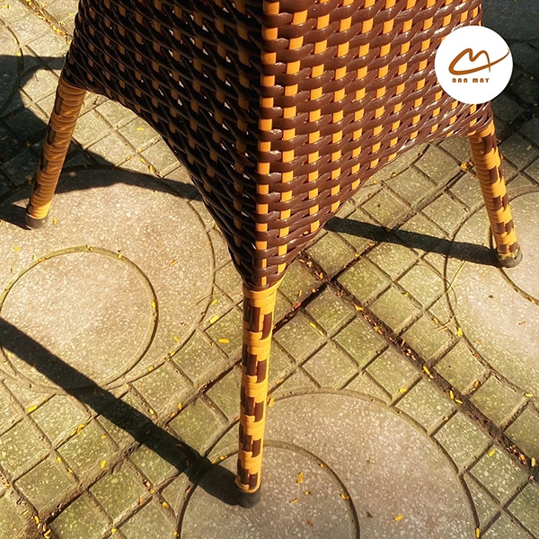 Bàn ghế ngoài trời, bàn ghế mây nhựa khung thép nội thất Bản Mây thiết kế dáng chân quỳ sang trọng, decor ban công sân vườn