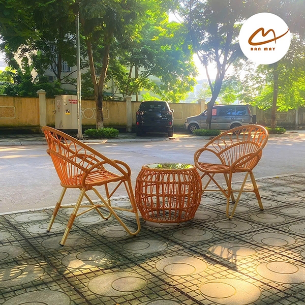 Bàn Ghế Ban Công Ngoài Trời Đuôi Công – Cảm Hứng Thiết Kế Thanh Thoát Cho Góc Ngồi Hai Người