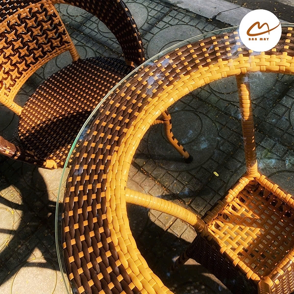 Bàn ghế ngoài trời, bàn ghế mây nhựa khung thép nội thất Bản Mây thiết kế dáng chân quỳ sang trọng, decor ban công sân vườn