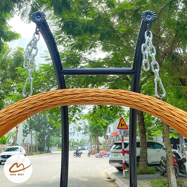 Ghế Xích Đu Mây Nhựa Bản Mây - Lồng Vàng Vảy Rồng, Đệm Đỏ Mận Sạch Sẽ