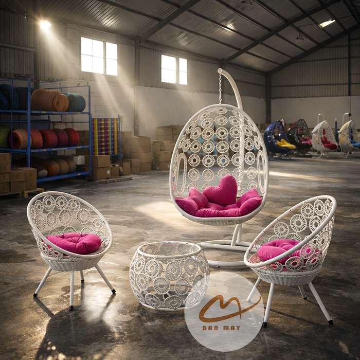 Xích đu mây nhựa khung thép, bộ bàn ghế ngoài trời nội thất Bản Mây họa tiết hoa cúc, đồng xu cao cấp