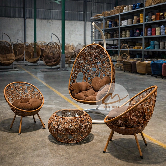 Xích đu mây nhựa khung thép, bộ bàn ghế ngoài trời nội thất Bản Mây họa tiết hoa cúc, đồng xu cao cấp