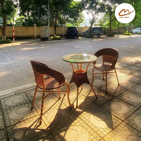 Bàn ghế ngoài trời, bàn ghế mây nhựa khung thép nội thất Bản Mây thiết kế dáng chân quỳ sang trọng, decor ban công sân vườn