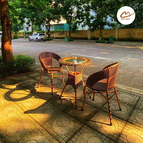 Bàn ghế ngoài trời, bàn ghế mây nhựa khung thép nội thất Bản Mây thiết kế dáng chân quỳ sang trọng, decor ban công sân vườn