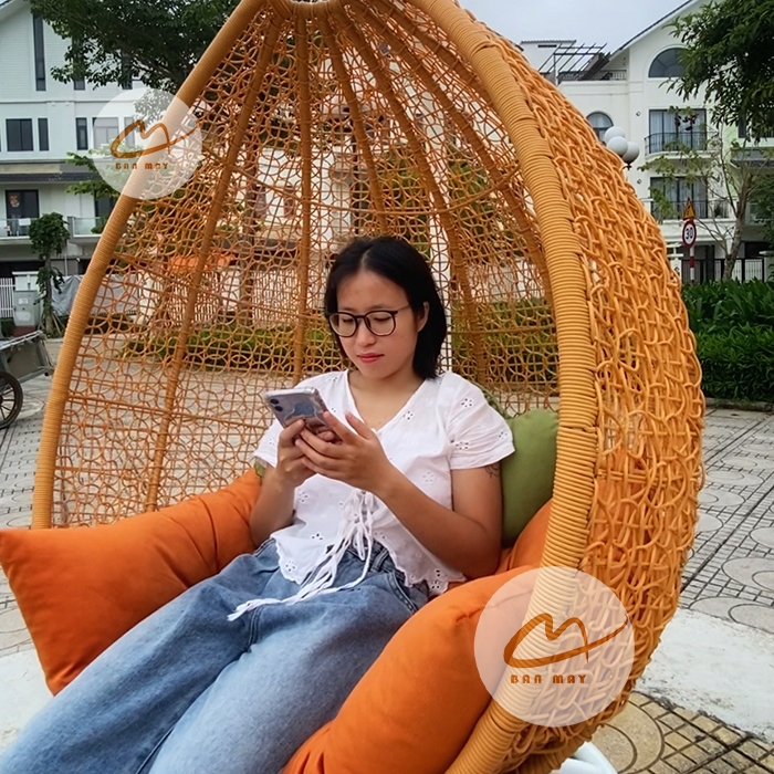 Ghế Xích Đu Sân Vườn Dáng Trứng – Thiết Kế Đơn Tối Giản Cho Không Gian Ngoài Trời