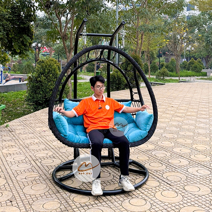 Xích Đu Sân Vườn Bán Nguyệt Cần Kép – Không Gian Tụ Họp 3 Người Vững Chãi