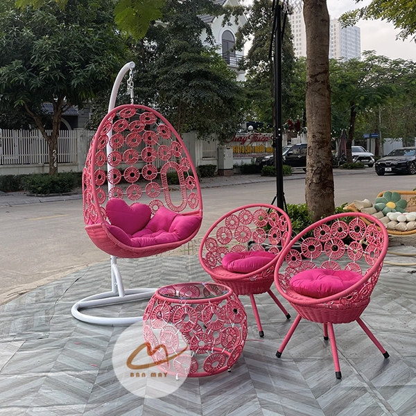 Xích đu mây nhựa khung thép, bộ bàn ghế ngoài trời nội thất Bản Mây họa tiết hoa cúc, đồng xu cao cấp