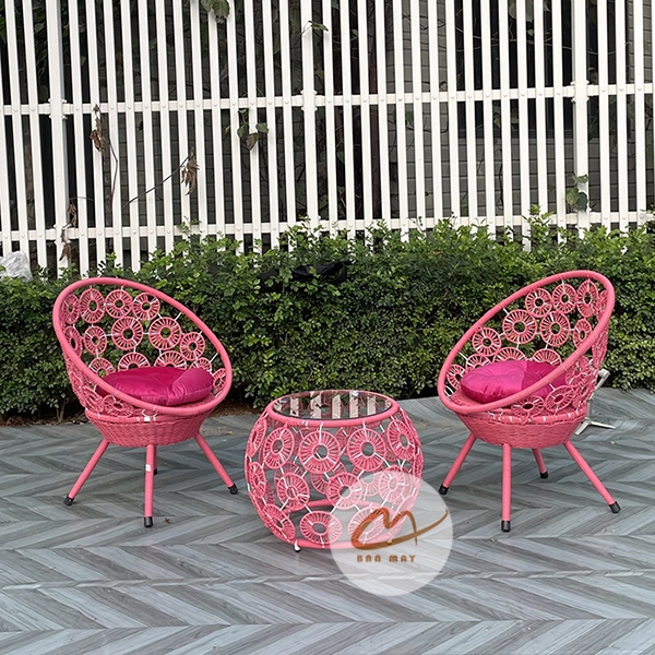 Xích đu mây nhựa khung thép, bộ bàn ghế ngoài trời nội thất Bản Mây họa tiết hoa cúc, đồng xu cao cấp