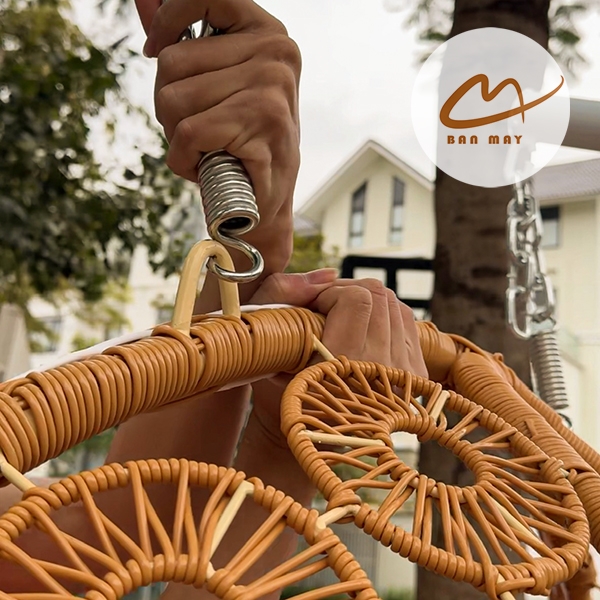 Ghế Xích Đu Cần Kép Đồng Xu Hoa Cúc – Không Gian Thư Giãn Rộng Rãi Cho 2–3 Người