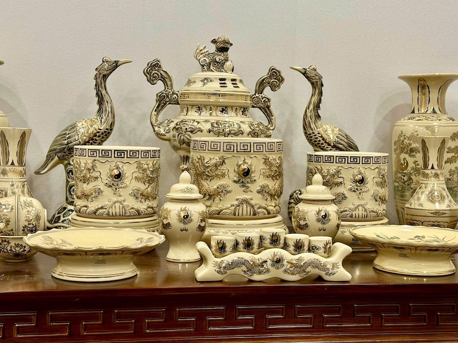 Bộ Đồ Thờ Cho Ban Thờ 1,75m đến 1,97m Gốm Chu Đậu Vẽ Vàng