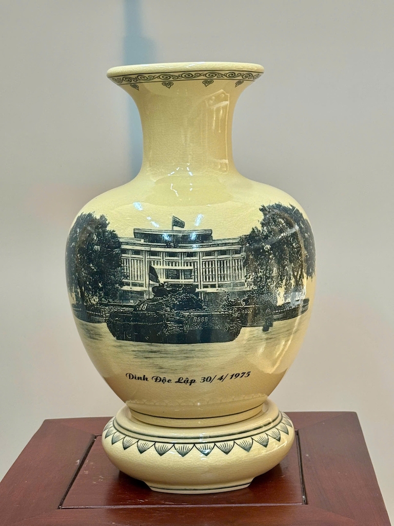 Bình Bảo Châu Cao 28cm Hoạ Tiết Kỷ Niệm 30/04-01/05