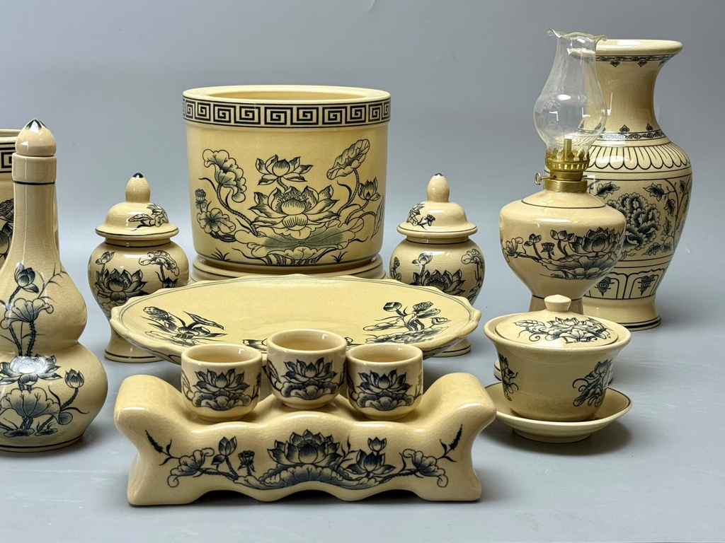 Bộ thờ hoạ tiết hoa sen cho ban thờ 1m07-1m27 men truyền thống