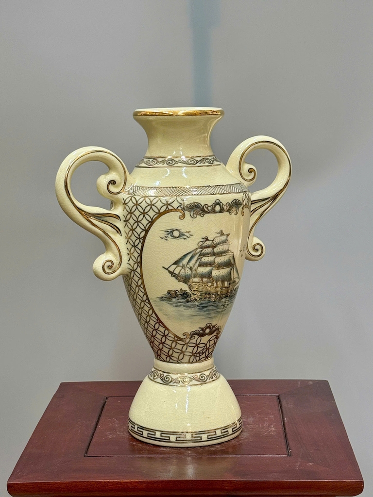 Bình Cúp Hoạ Tiết Thuận Buồm - Công Đào Cao 30cm Gốm Vẽ Vàng