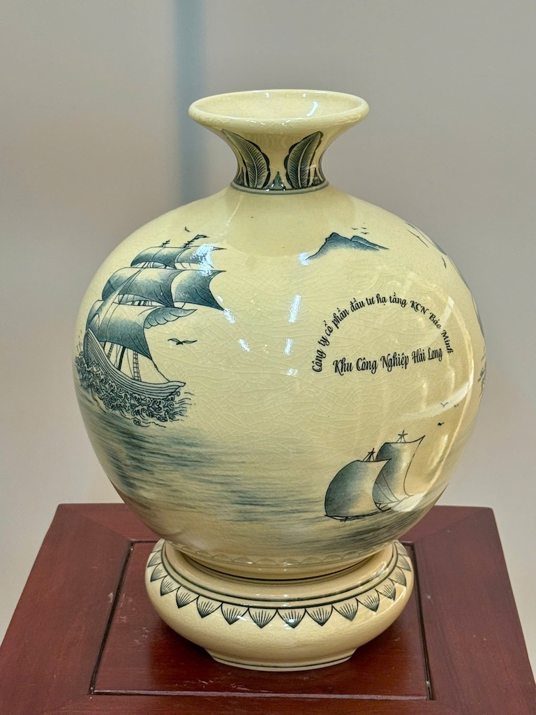 Bình Hút Lộc Thuận Buồm Xuôi Gió Cao 29cm Quà Kỷ Niệm Của Doanh Nghiệp