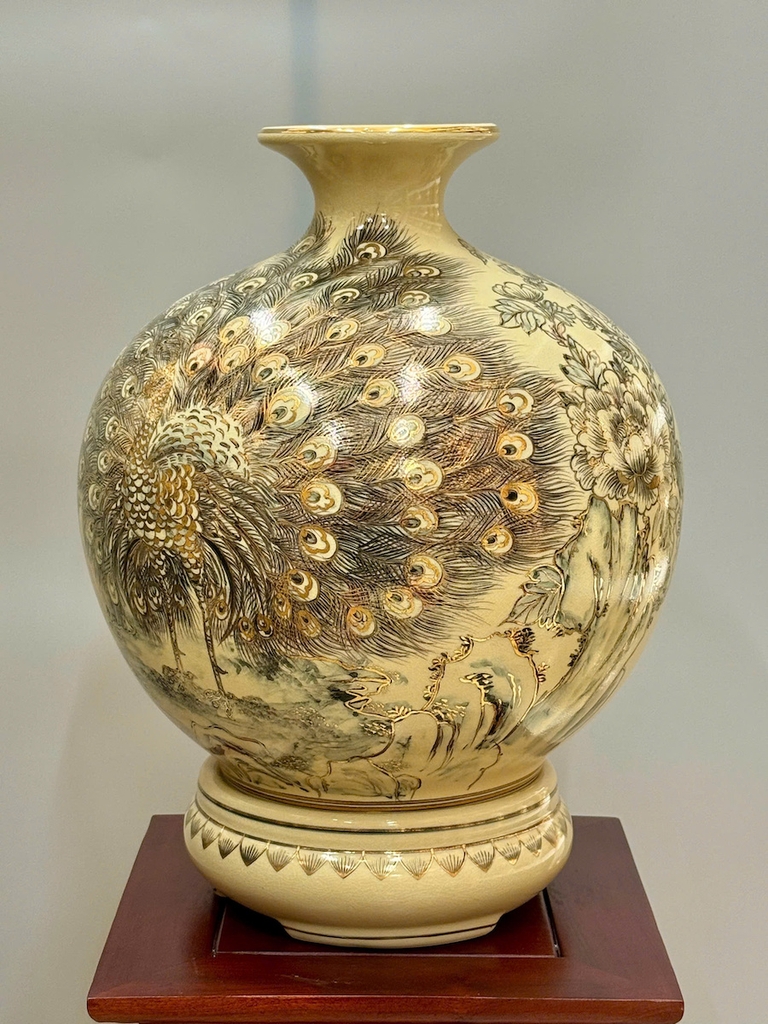 Bình Tài Lộc Hoạ Tiết Công Đào Cao 42cm Gốm Nghệ Nhân Vẽ Vàng