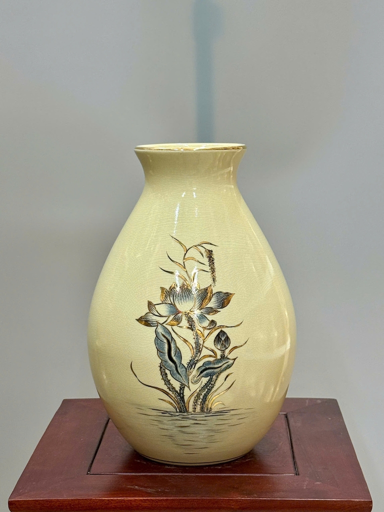 Bình Lão Vọng Cao 28cm Hoạ Tiết Hoa Sen Vẽ Vàng
