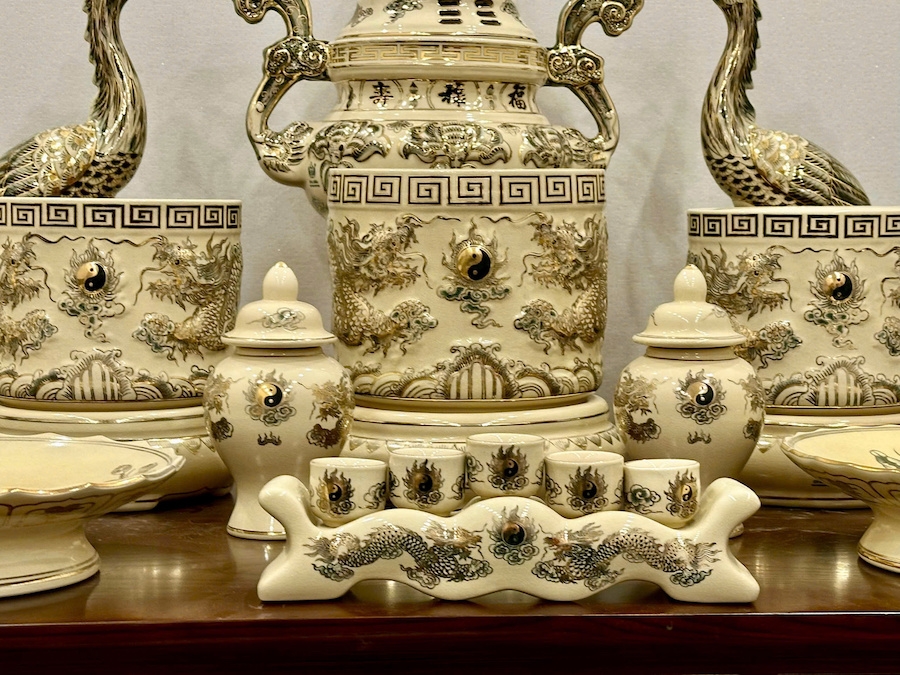 Bộ Đồ Thờ Cho Ban Thờ 1,75m đến 1,97m Gốm Chu Đậu Vẽ Vàng