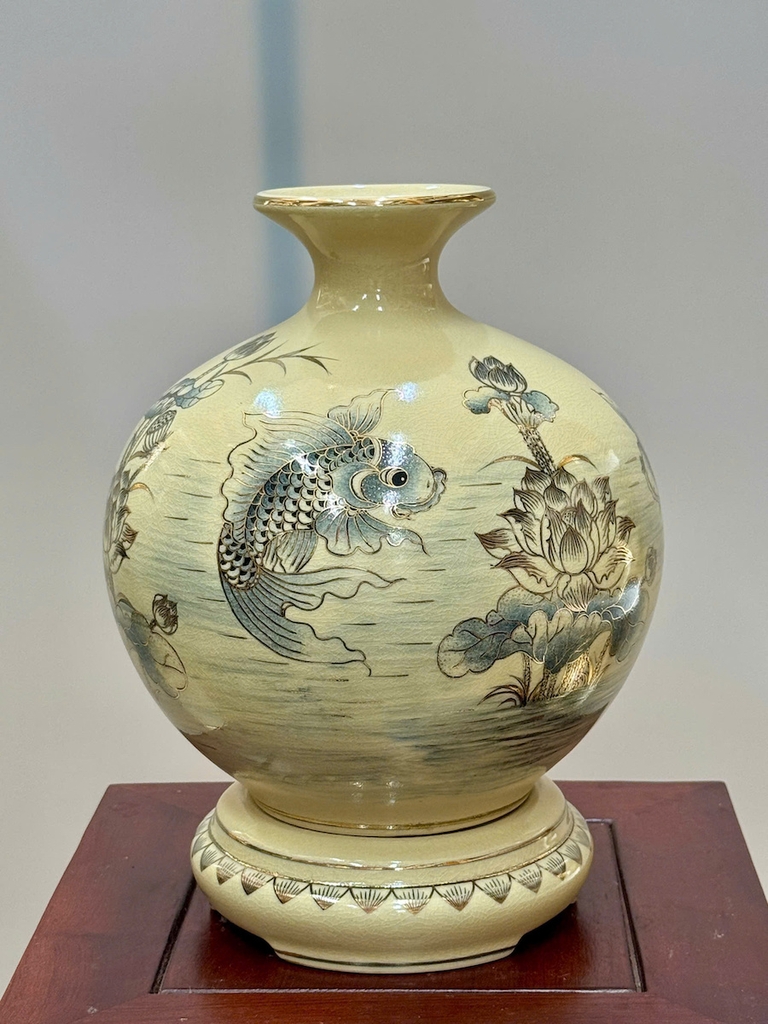 Bình Hút Lộc Cá Chép Hoa Sen Cao 29cm Gốm Chu Đậu Vẽ Vàng