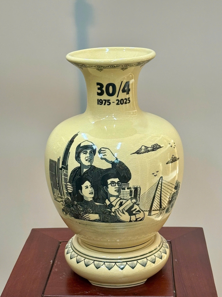 Bình Bảo Châu Cao 28cm Hoạ Tiết Kỷ Niệm 30/04-01/05