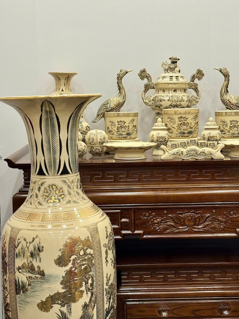 Bộ Đồ Thờ Bát Hương Hoa Sen Cho Ban Thờ 1,75m đến 1,97m + Đôi Lục Bình 2 Bên