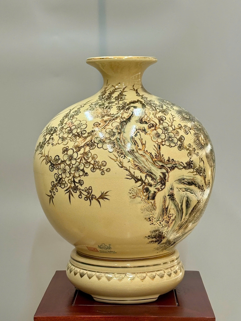 Bình Tài Lộc Hoạ Tiết Công Đào Cao 42cm Gốm Nghệ Nhân Vẽ Vàng