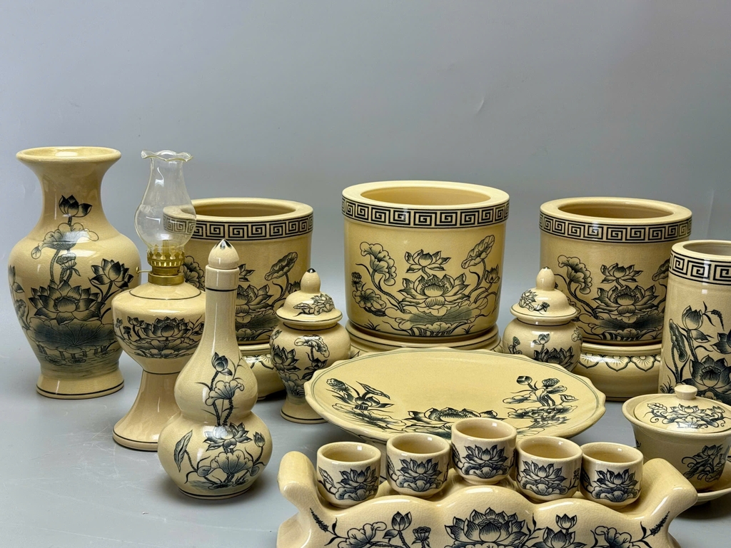 Bộ thờ hoạ tiết hoa sen ban thờ 1m57-1m75 men truyền thống