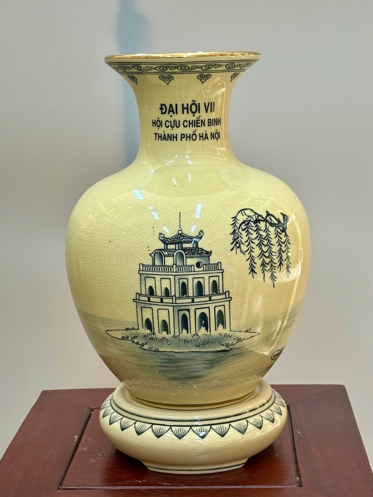 Bình Bảo Châu Cao 28cm Hoạ Tiết Sen Của Hội Cựu Chiến Binh Hà Nội