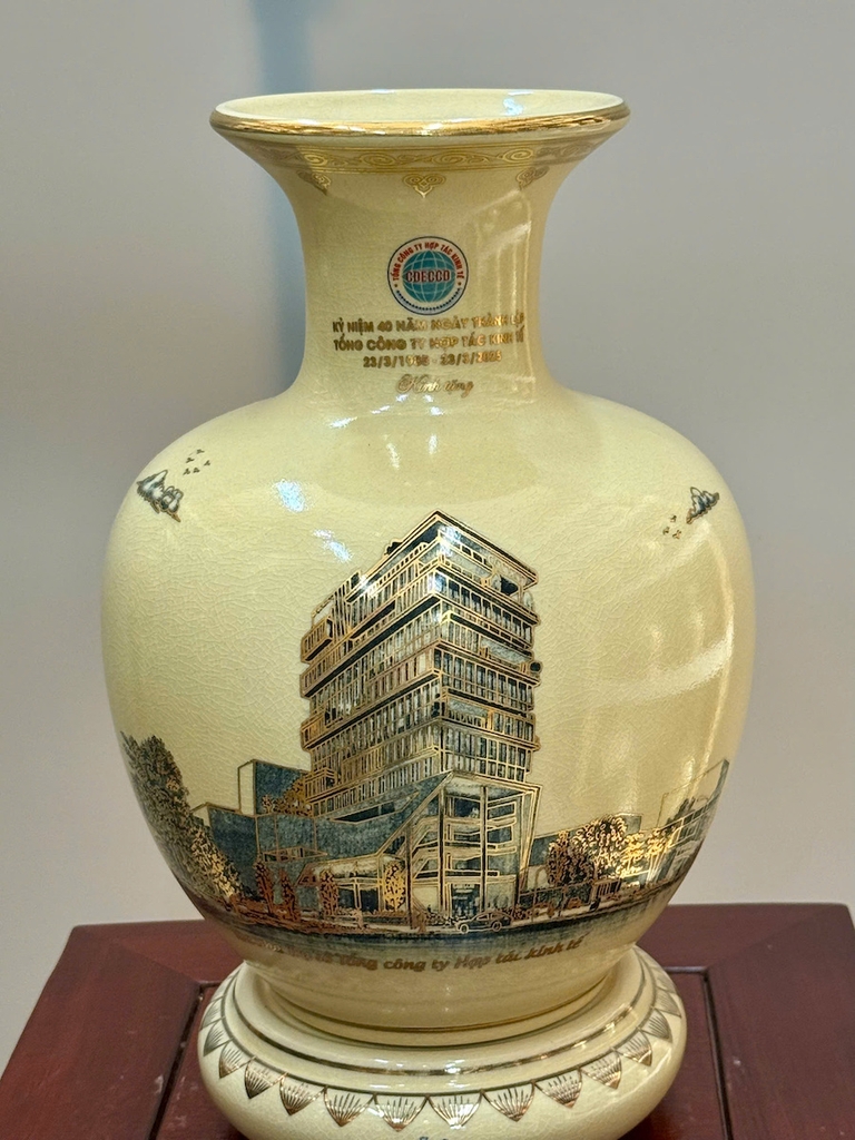 Bình Bảo Châu Cao 28cm Vẽ Vàng - Kỷ Niệm 45 Thành Lập Công Ty