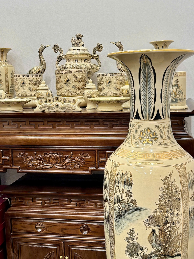 Bộ Đồ Thờ Bát Hương Rồng Đắp Nổi Ban Thờ 1,75m đến 1,97m Gốm Vẽ Vàng