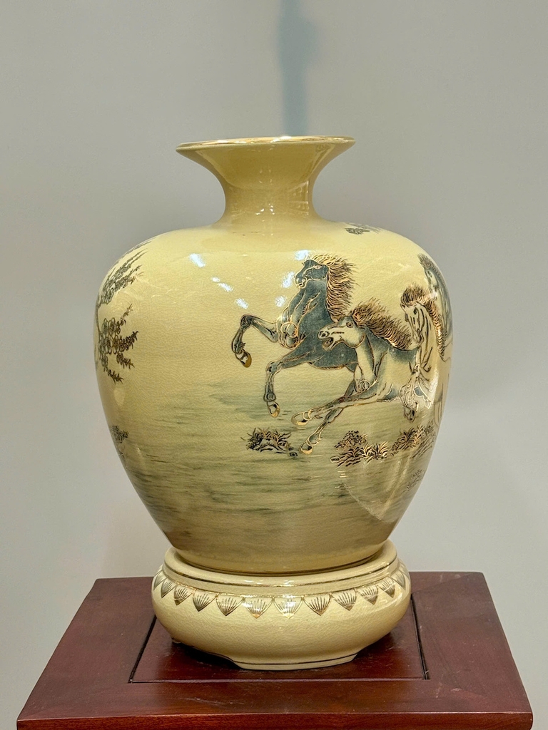 Bình Vạn Phúc Hoạ Tiết Bát Mã Cao 34cm Gốm Chu Đậu Vẽ Vàng