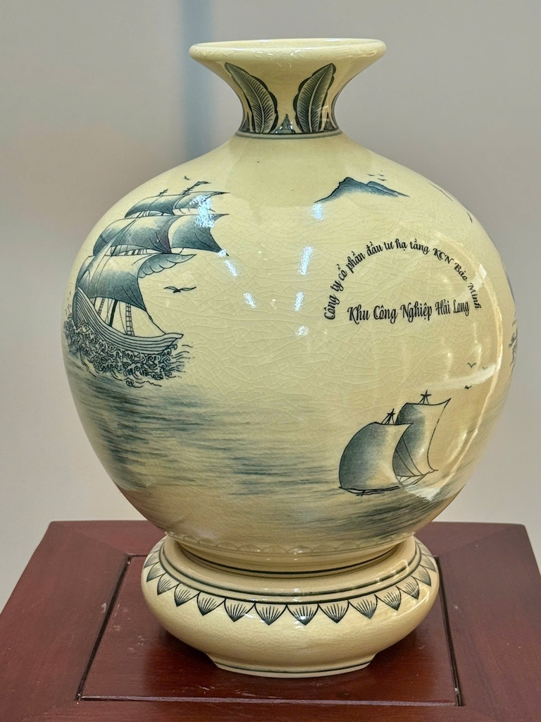 Bình Hút Lộc Thuận Buồm Xuôi Gió Cao 29cm Quà Kỷ Niệm Của Doanh Nghiệp