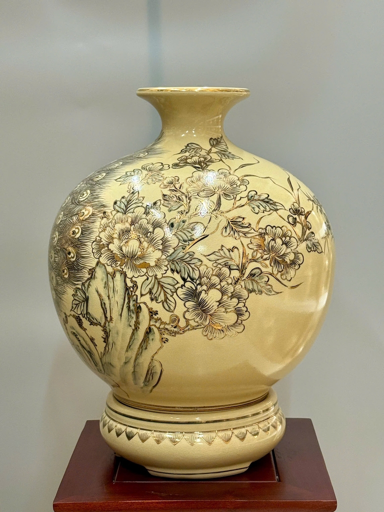 Bình Tài Lộc Hoạ Tiết Công Đào Cao 42cm Gốm Nghệ Nhân Vẽ Vàng