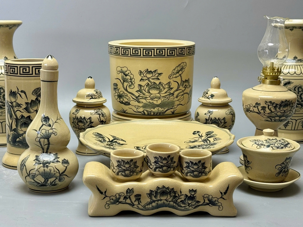 Bộ thờ hoạ tiết hoa sen cho ban thờ 1m07-1m27 men truyền thống