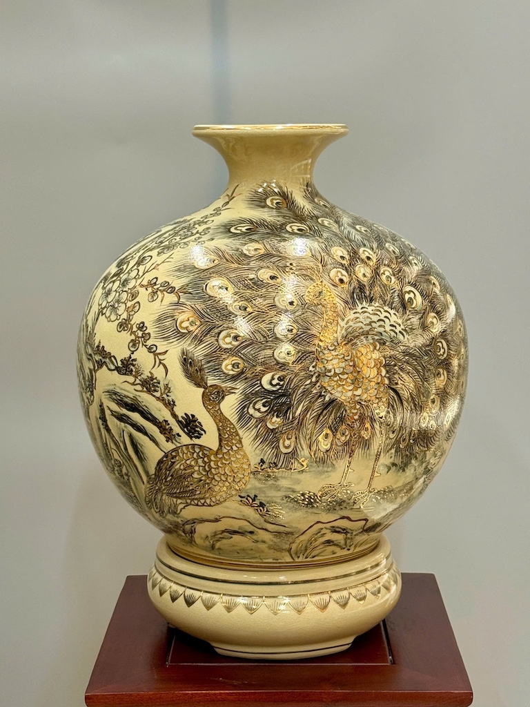 Bình Tài Lộc Hoạ Tiết Công Đào Cao 42cm Gốm Nghệ Nhân Vẽ Vàng