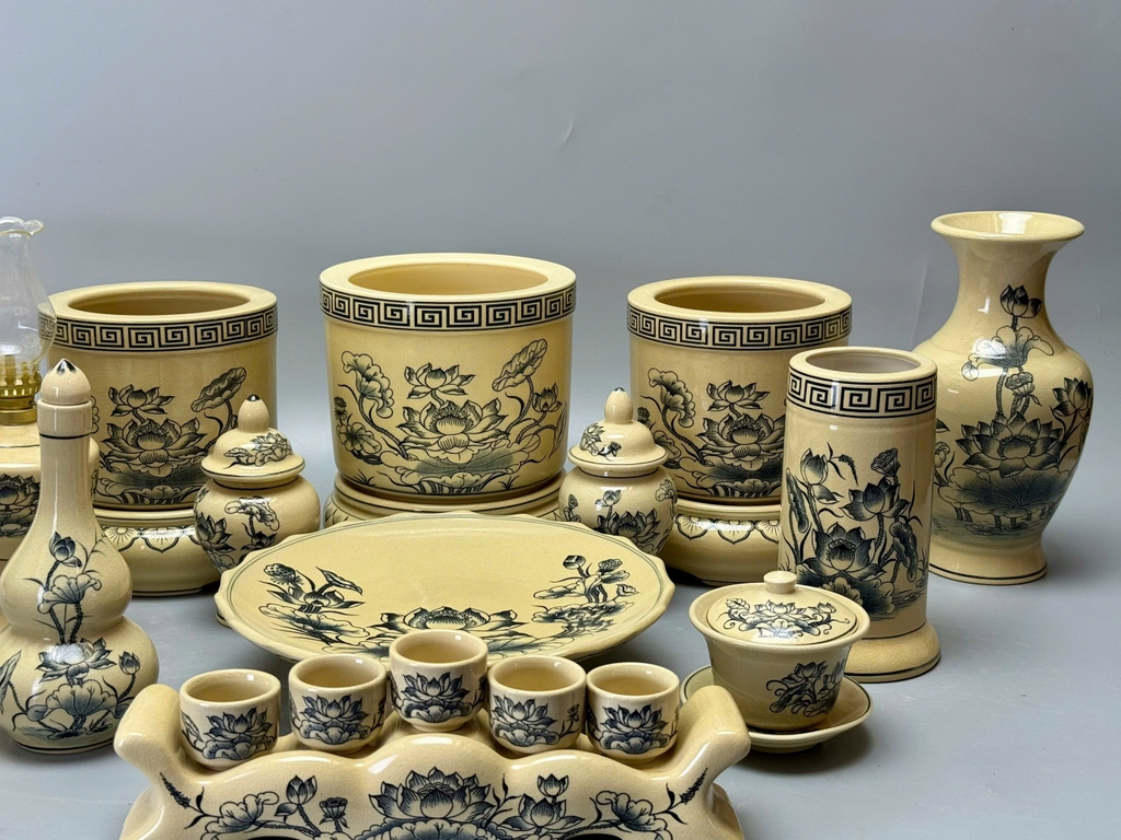 Bộ thờ hoạ tiết hoa sen ban thờ 1m57-1m75 men truyền thống