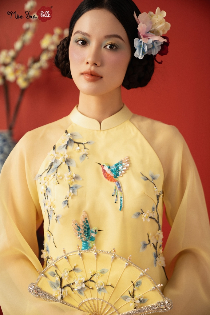 Quạt thêu đính thủ công