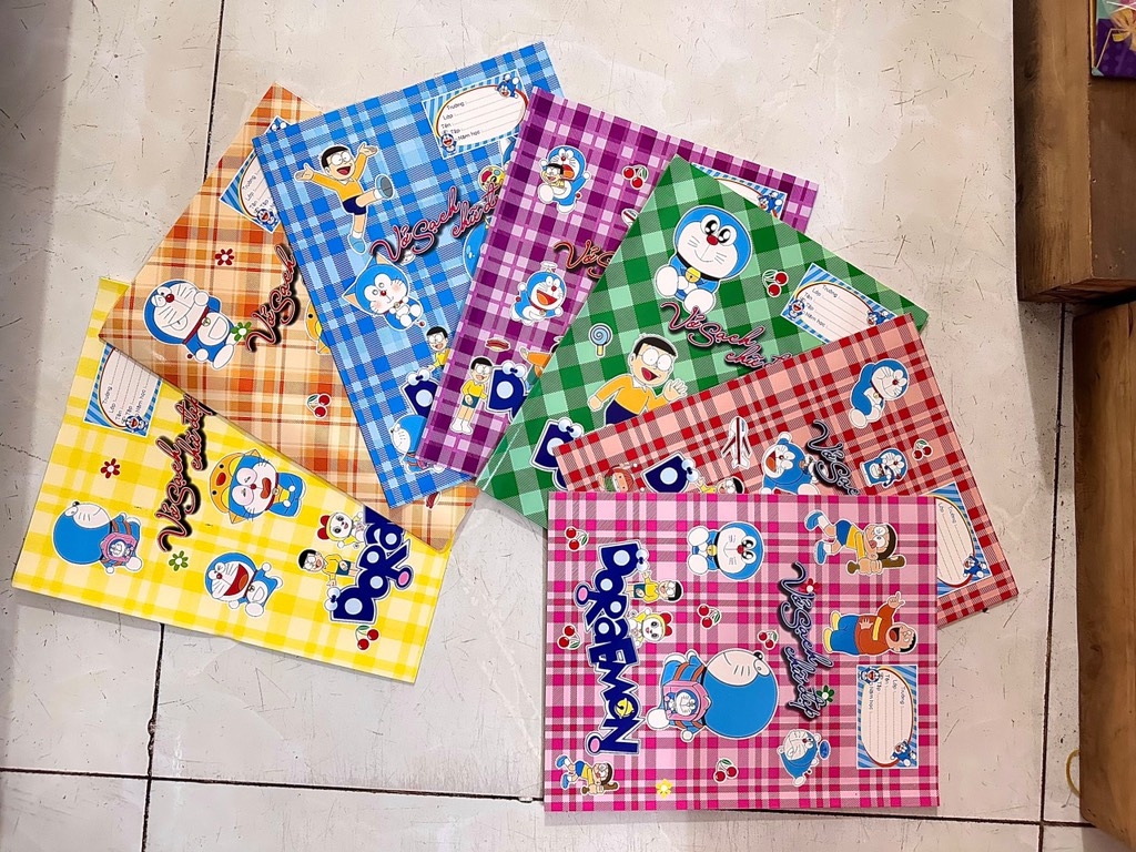 Bìa Kê Sách Doremon Mẫu Mới (Xanh Dương, Lá, Đỏ, Vàng, Tím, Hồng, Cam) (10 Tờ/Xấp) (10 Xấp/Bó)