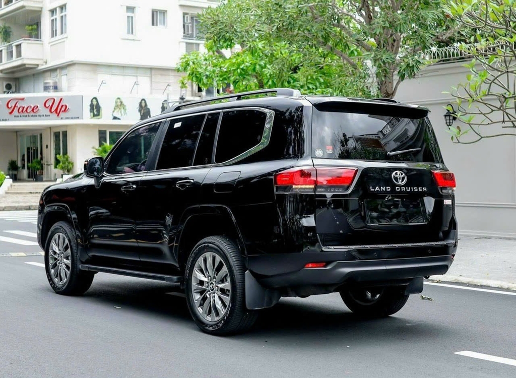 LANDCRUISER LC300 ĐEN - NỘI THẤT ĐEN