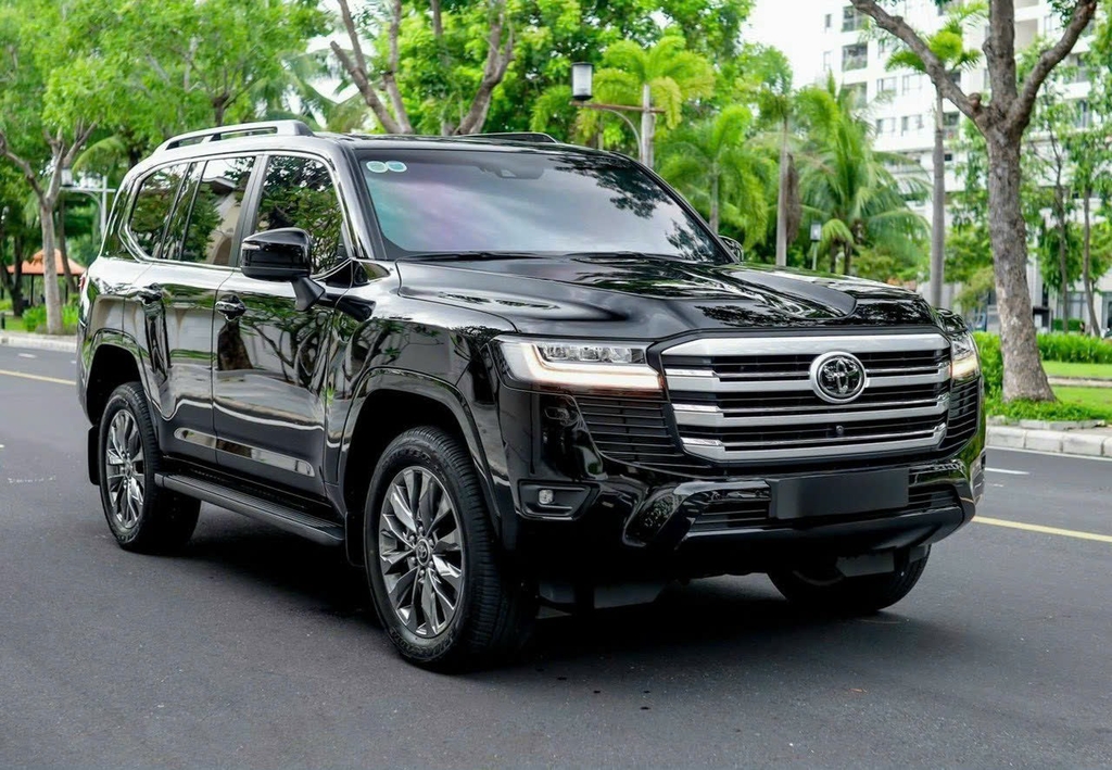 LANDCRUISER LC300 ĐEN - NỘI THẤT ĐEN