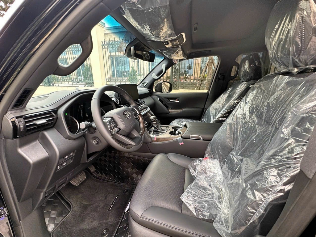 LANDCRUISER LC300 TRẮNG - NỘI THẤT ĐEN
