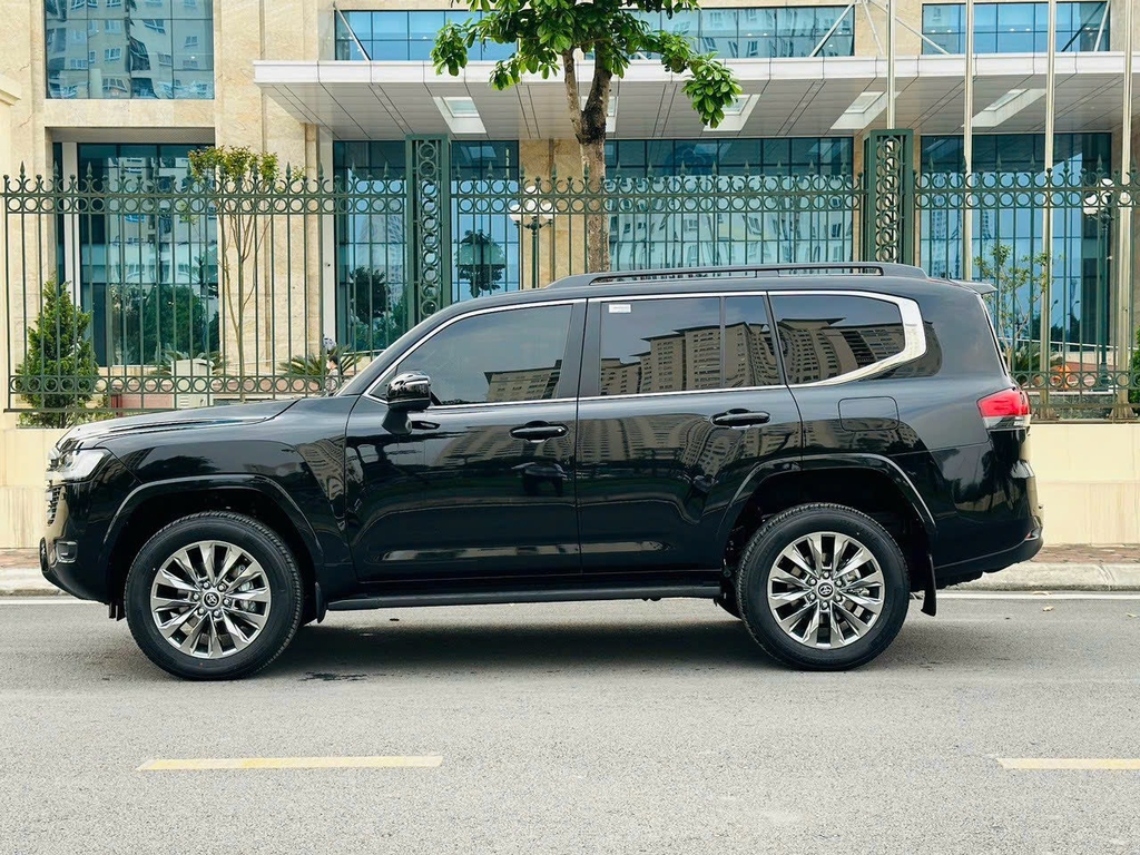 LANDCRUISER LC300 ĐEN - NỘI THẤT ĐEN