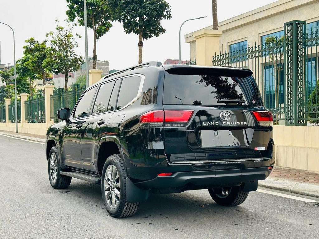 LANDCRUISER LC300 ĐEN - NỘI THẤT KEM