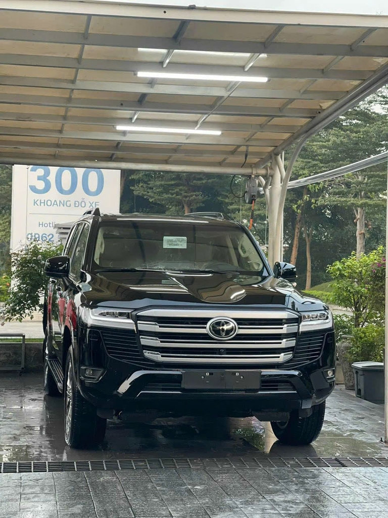 LANDCRUISER LC300 ĐEN - NỘI THẤT ĐEN