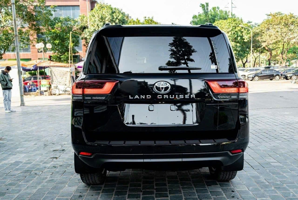 LANDCRUISER LC300 ĐEN - NỘI THẤT ĐEN